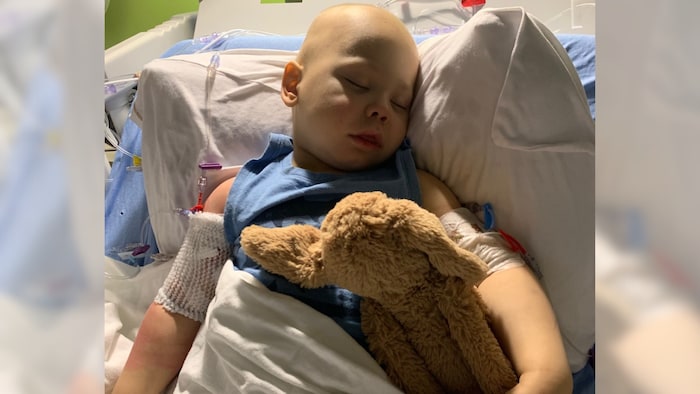 Jacob, dans un lit d'hôpital.