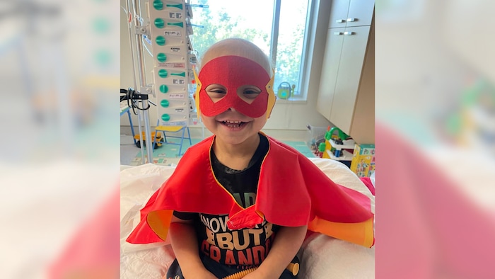 Le jeune Jacob, déguisé en super héros.