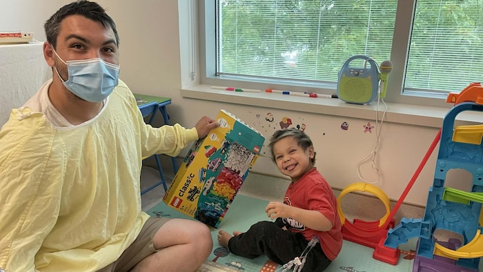 Jacob joue à l'hôpital avec son papa.