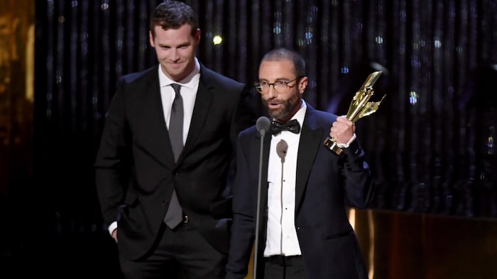 Jacob Tierney acceptant un prix au Prix Écrans canadiens en 2019.