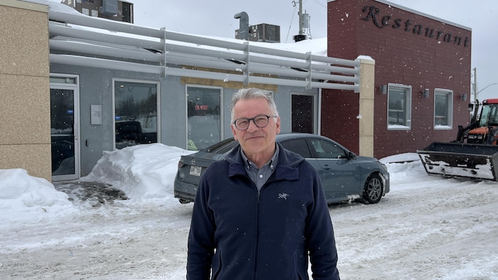 Jacques Beaudoin devant son restaurant à Cadillac.