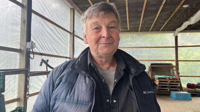 Jacques Blain sourit à la caméra.