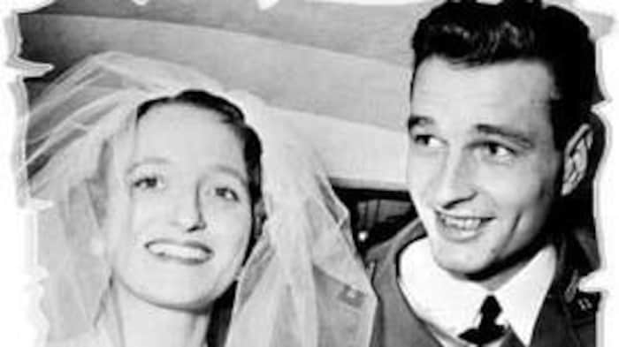 Jacques Chirac et sa femme à leur mariage.