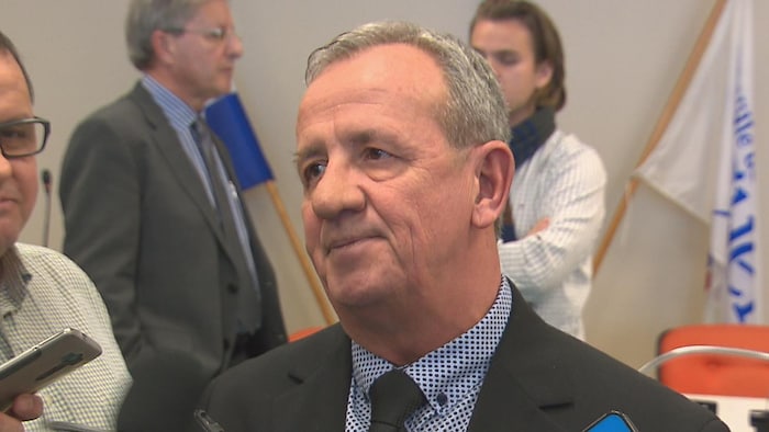 Le conseiller municipal de Saguenay, Jacques Cleary, répond aux questions des journalistes.