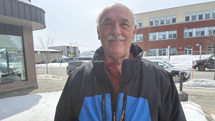 Jacques Cormier pose pour la photo à l'extérieur.