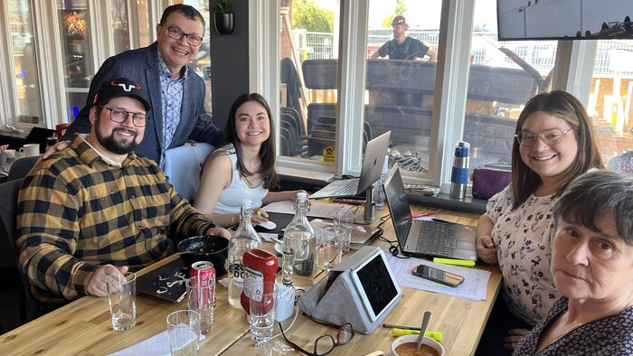 Une famille au restaurant.