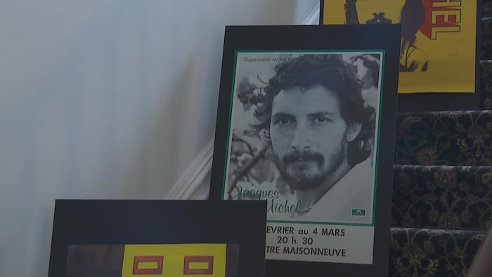 Des affiches de spectacles donnés quand le chanteur était jeune sont présentés sur les marches d'un escalier. 