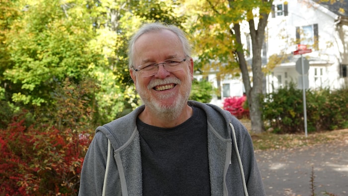 Jacques Ouellet, souriant.