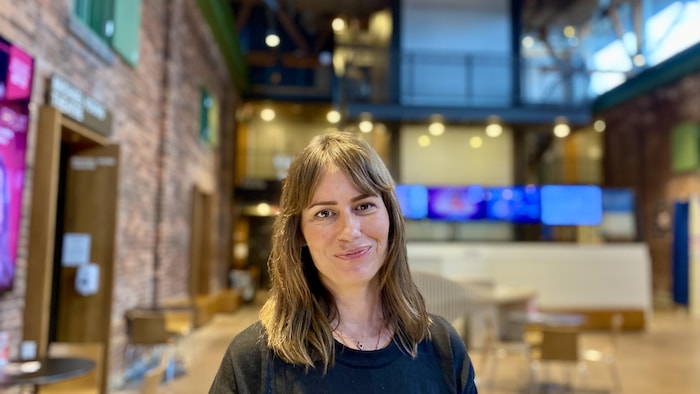 Jacqui Arntfield sourit dans l'atrium du Centre des jeunes pour les arts de la scène.
