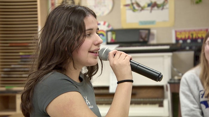 Jade Noubarian, une élève du Pavillon secondaire des Quatre vents de l’École Monseigneur de Laval, à Regina, s'entraîne à chanter l'hymne national pour le Brier 2024, le 8 mars 2024.