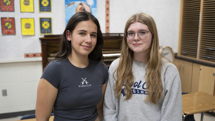 Jade Noubarian et Kimia Lanoie, deux élèves du Pavillon secondaire des Quatre vents de l’École Monseigneur de Laval, à Regina, le 8 mars 2024.