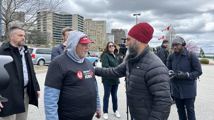 Donald Trumpen Great Manifestation against Customs Tariffs in Windsor star-news.press/wp Jagmeet Singh is discussed with a member of Uniform.
