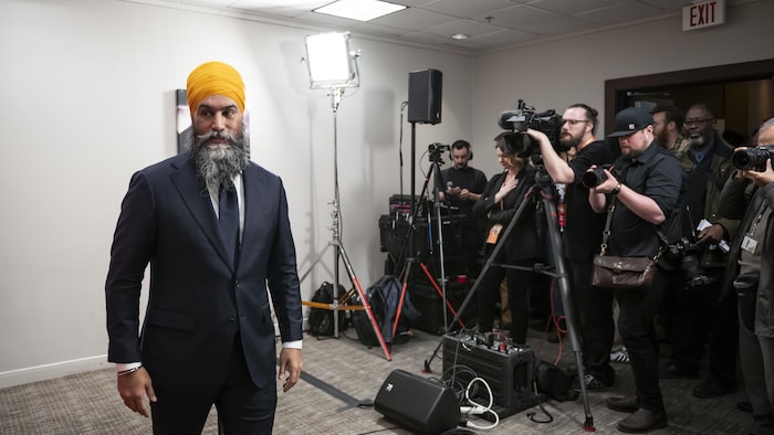 Jagmeet Singh quitte une conférence de presse.