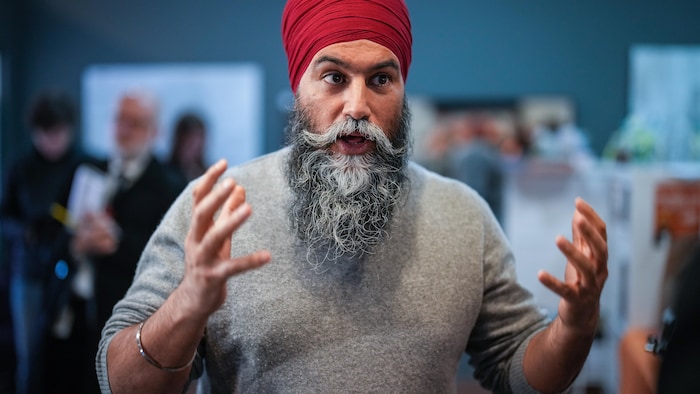 Le cook du N P D, Jagmeet Singh, porte un turban rouge et un propulsion gris.