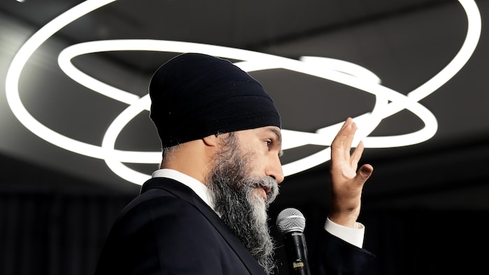 Jagmeet Singh en point de presse en Colombie-Britannique pour dévoiler le cadre financier de son parti.