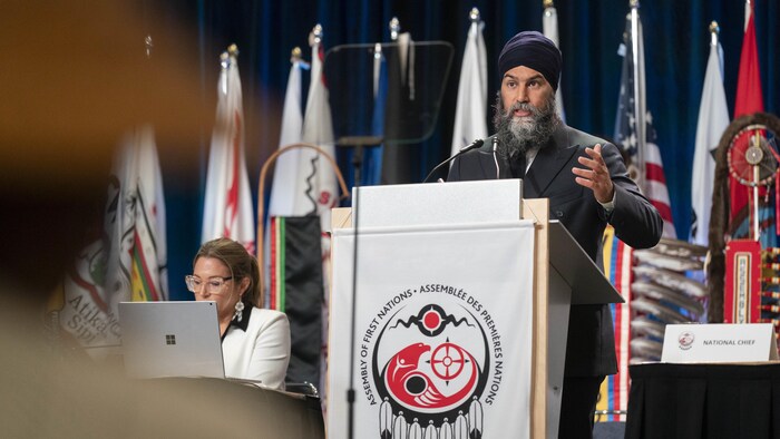 Jagmeet Singh prononce un discours.