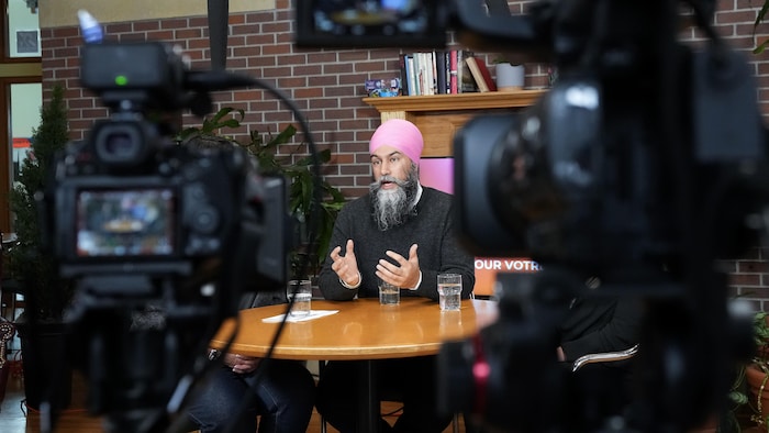 Jagmeet Singh parle devant des caméras.