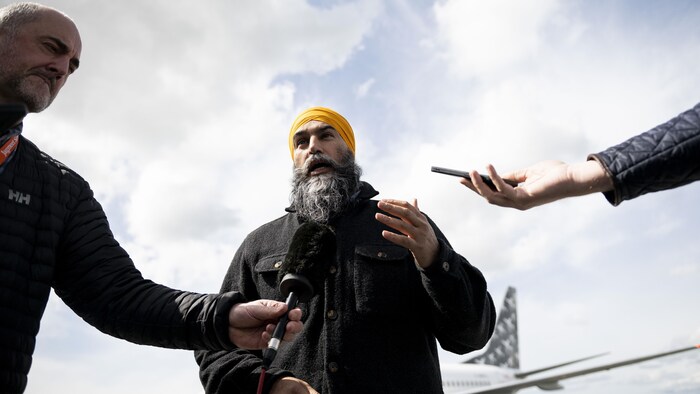 Jagmeet Singh répond à des questions de journalistes.