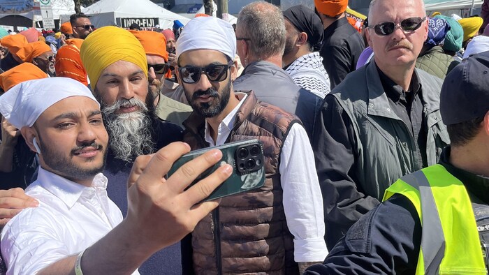 Jagmeet Singh se fait prendre en photograph  dans une foule.