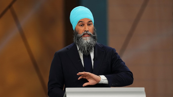 Jagmeet Singh parle pendant le débat.
