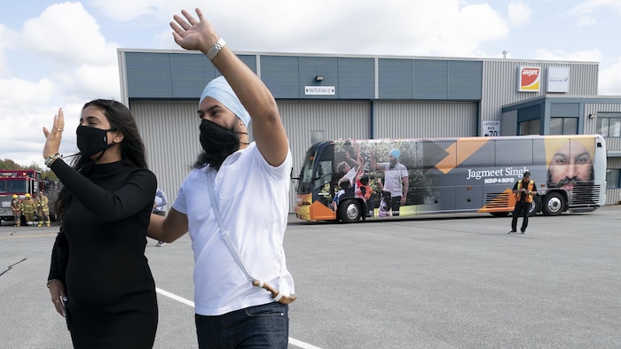 Jagmeet Singh et Gurkiran Kaur saluent de la main.