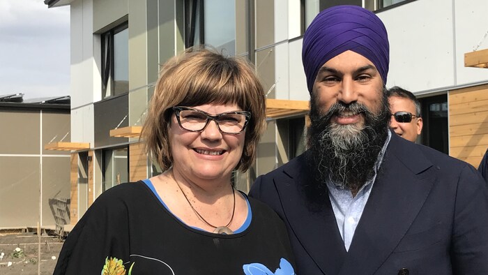 Le chef du NPD, Jagmeet Singh, pose en compagnie de la députée néo-démocrate de Saskatoon-Ouest, Sheri Benson.