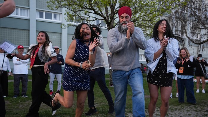 Jagmeet Singh danse au festival Lapu Lapu, à Vancouver, le 26 avril 2025.