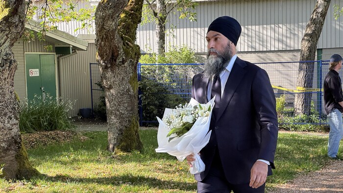 Jagmeet Singh tient des fleurs.
