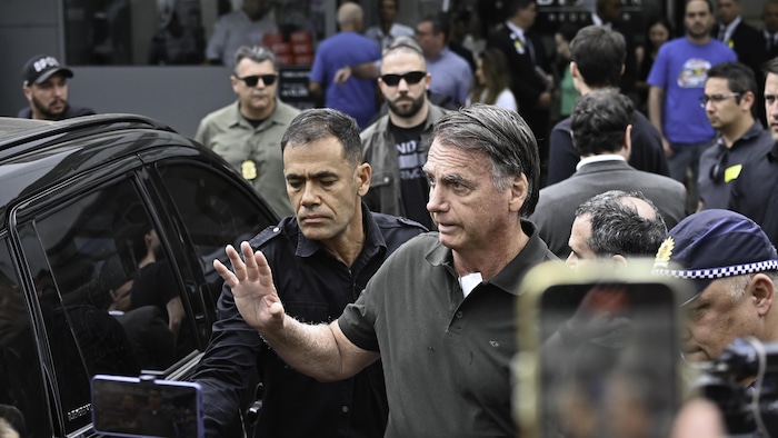 L'ancien président brésilien Jair Bolsonaro quitte l'hôpital après avoir subi une intervention médicale le 14 septembre 2025 à Brasilia, au Brésil.