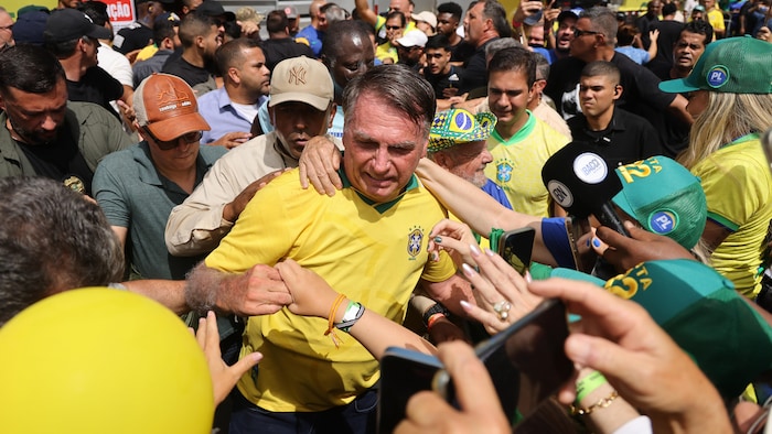 Jair Bolsonaro au milieu d'une foule.