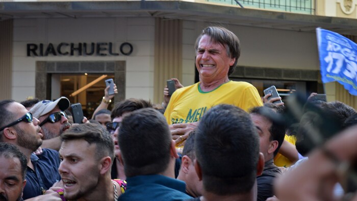 Le candidat brésilien de droite à l'élection présidentielle, Jair Bolsonaro, poignardé à l'estomac lors d'un rassemblement électoral à Juiz de Fora, dans l'État du Minas Gerais, dans le sud du pays, le 6 septembre 2018.
