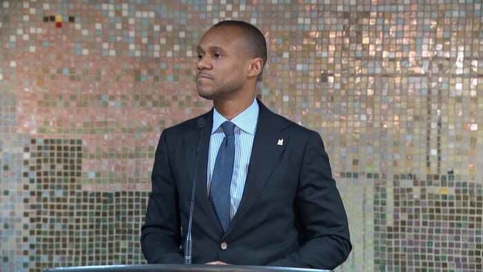 Jamaal Myers en point de presse à Toronto, le 7 janvier 2026.