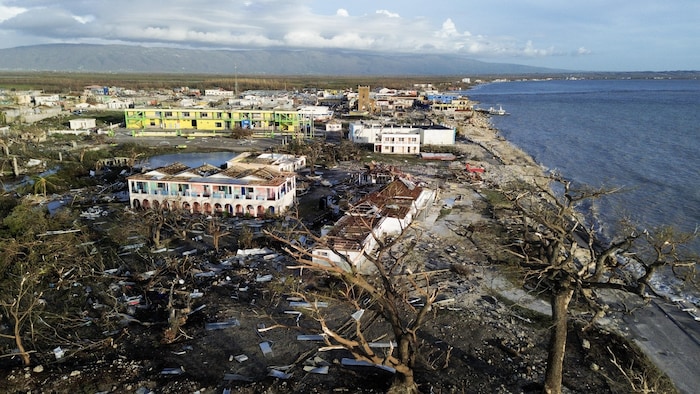 Vue aérienne d'un village partiellement détruit par le passage d'un ouragan.