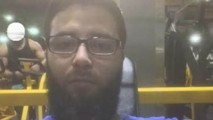 Jamal Borhot regarde la caméra