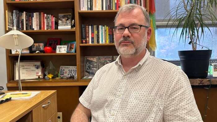  Jamey Essex assis dans son bureau.