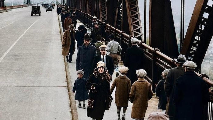 Des piétons traversant le pont Ambassador à Windsor.
