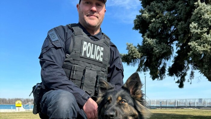 Un agent de la GRC et son chien Philie.