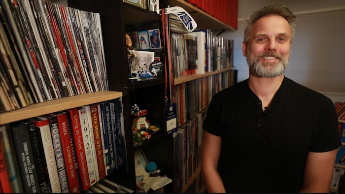James Benesh, entrepreneur spécialisé dans la vente et l’installation de revêtements de fenêtres sur mesure et historien de hockey.
