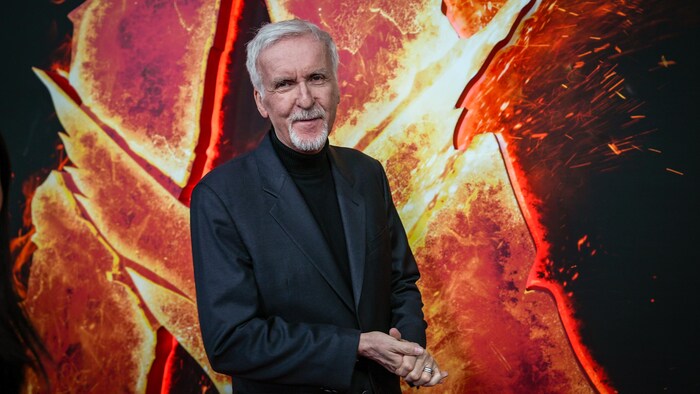 Il est devant le logo du film.