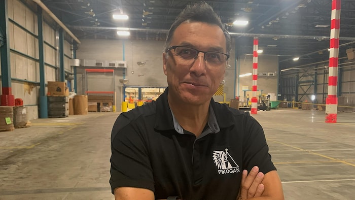 James Cananasso porte un gilet de la communauté de Pikogan dans l'usine d'Amos.