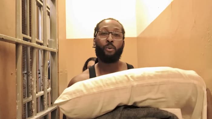 Homme séquestré et poignardé : 54 mois de prison pour un rappeur | Radio-Canada