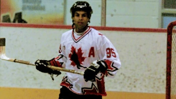 Une affiche pour un tournoi de hockey-balle en 2001 avec la photo de James Mentis pendant un match, avec les logos de Hockey-balle Canada et de l'Association de hockey-balle de l'Ontario.