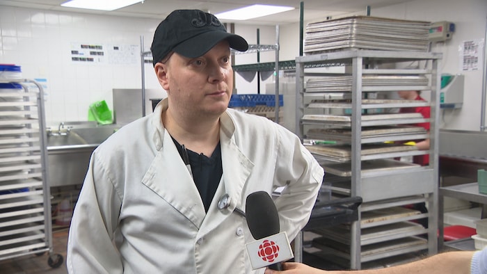 James est en entrevue avec Radio-Canada dans les cuisines de l'Université Concordia.