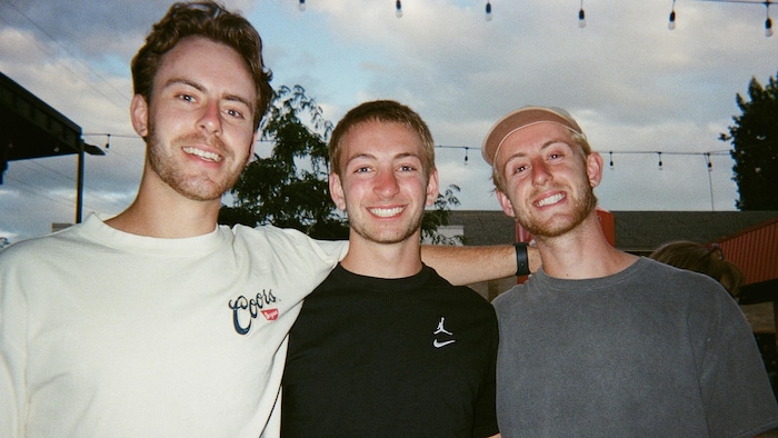 Trois jeunes hommes.