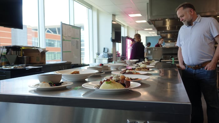 James Overall regarde la présentation des plats.