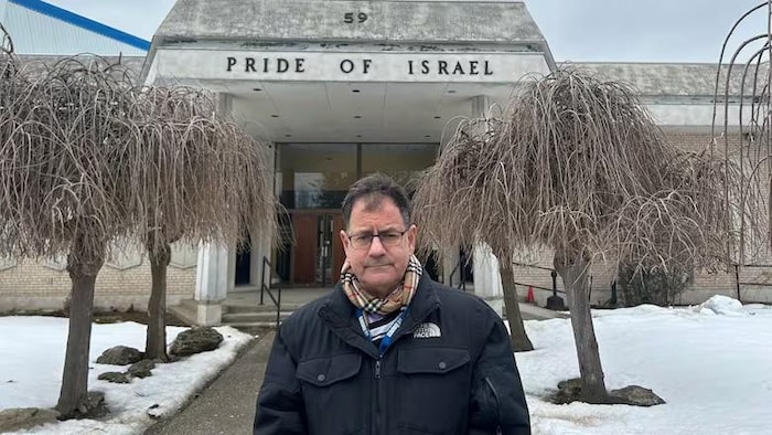 Le conseiller pose devant une synagogue.