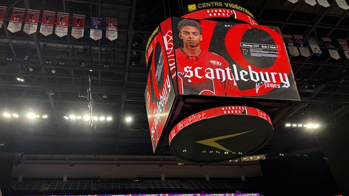 Une photo de James Scantlebury dans l'uniforme des Remparts est affiché sur l'écran géant du Centre Vidéotron.