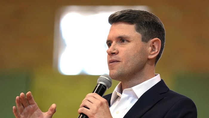 James Talarico parle au micro.