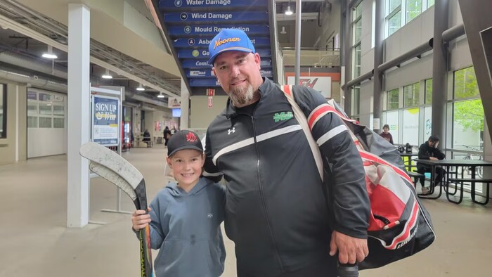 Jamie Fieffer qui prend une photo avec un enfant.