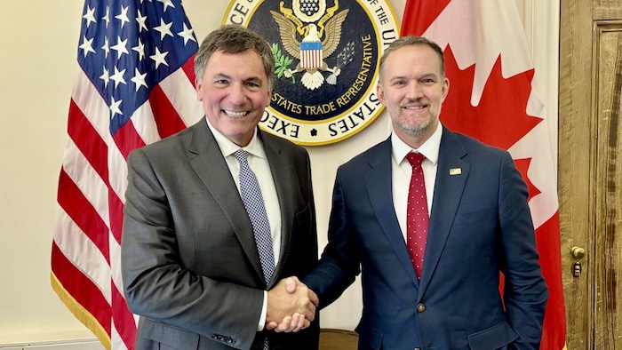 Jamieson Greer et Dominic LeBlanc se serrent la main.